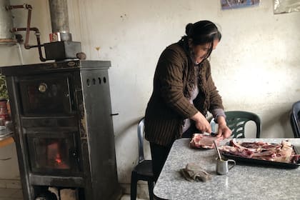 Filomena Olave, la mamá de Maciela, prepara unas costillas de carne para el almuerzo