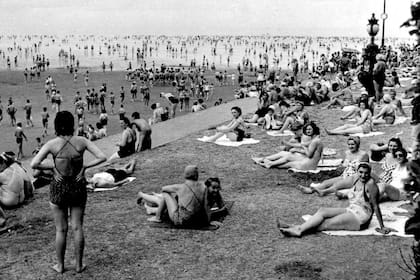 Fin de semana en el balneario municipal en Costanera Sur. Buenos Aires, 1950