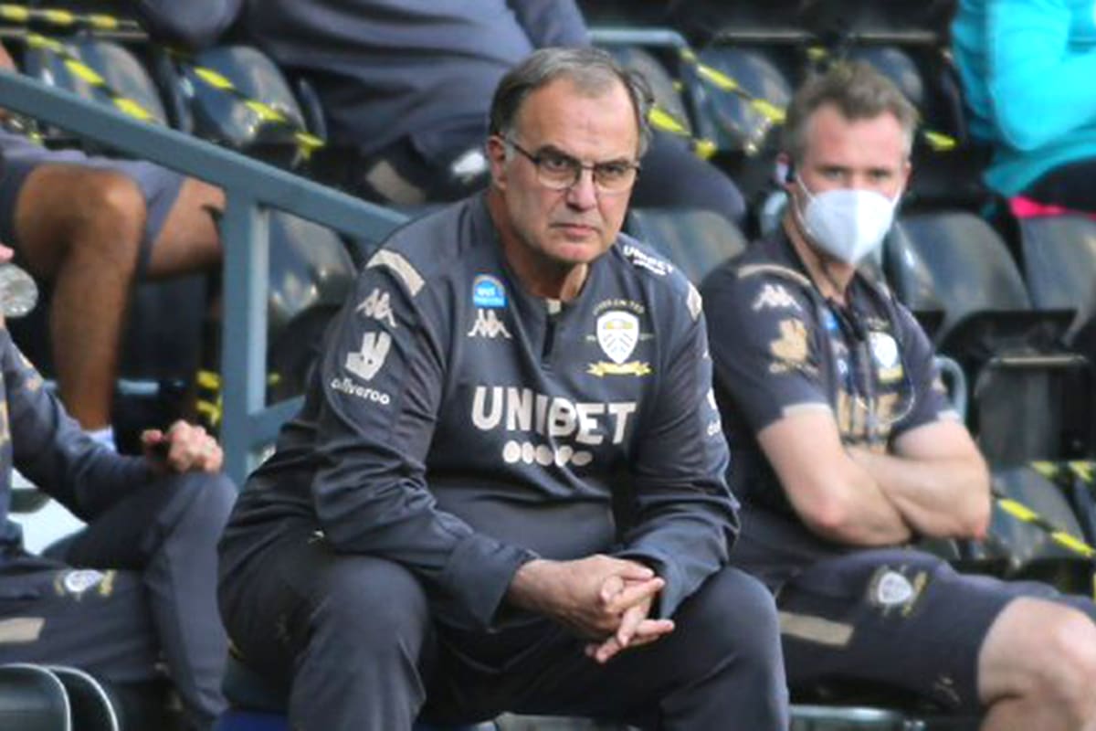 Fin del misterio: Marcelo Bielsa renovará el contrato como DT de Leeds y este sábado debutará en la Premier League ante Liverpool, de visitante.