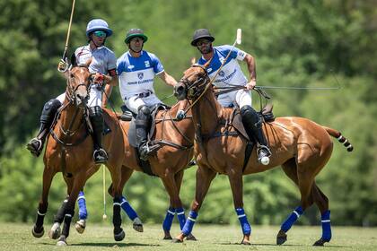 Facundo Pieres, una vez más decisivo: anotó 10 goles en la final de Hurlingham contra Murus Sanctus; en la imagen, los otros dos mejores del partido, Guillermo Caset e Hilario Ulloa.