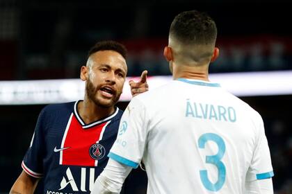Neymar discute con el español Alvaro Gonzalez. Al retirarse de la cancha, el brasileño trató de racista al defensor de Olympique de Marsella