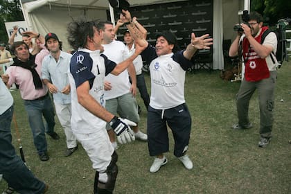 Final del Abierto de Palermo 2005: Adolfo Cambiaso y Diego Maradona celebran en los palenques un triunfo inolvidable de La Dolfina sobre Ellerstina.