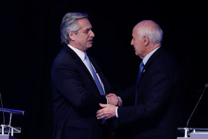 Alberto Fernández se saluda con Roberto Lavagna al final del debate