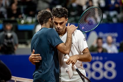 Final del partido en el Argentina Open: Facundo Díaz Acosta saluda afectuosamente a Franciso Cerúndolo, tras batirlo por 7-6 y 6-0