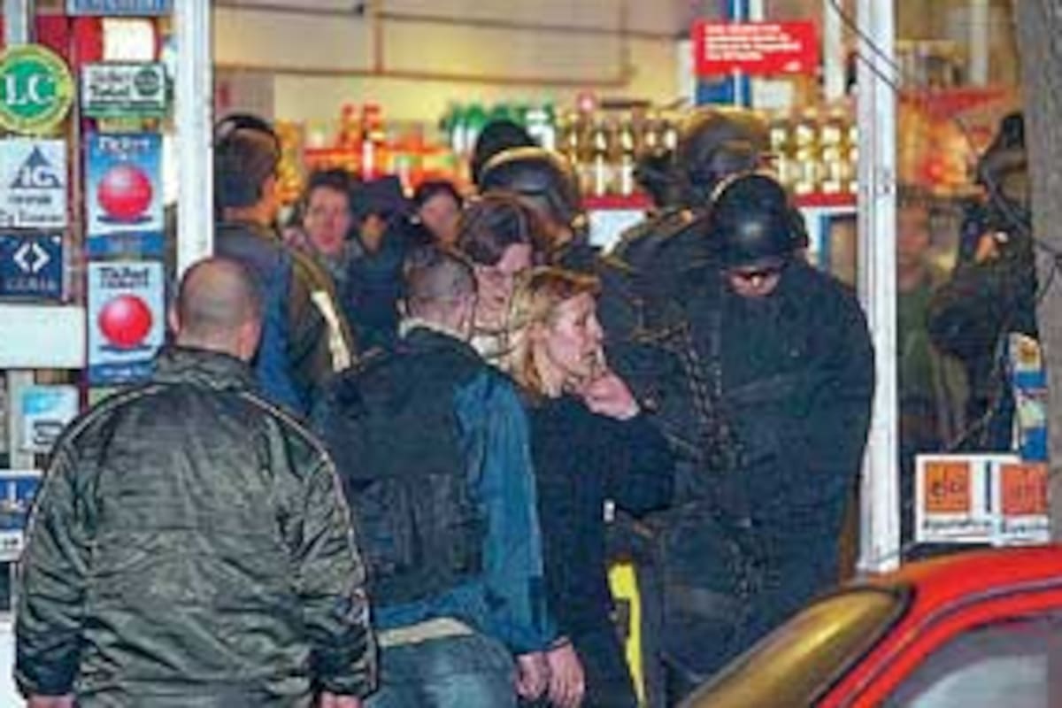 Final feliz para una noche de terror; los rehenes liberados por la policía salen del supermercado