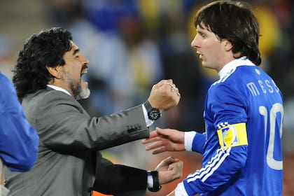 Final! Maradona saltó a la cancha para abrazar a "su" capitán luego de la victoria por 2 a 0; la idea de llevar el brazalete había sido de la leyenda y el heredero no pudo negarse