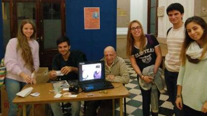 El equipo “Kiri” de izquierda a derecha, los estudiantes Melina Piacentino, Mariano Redel, Aylin Vazquez Chenlo, Marco Esposito y Lucia Montoya. Sentado, el profesor y ingenieró Eduardo Fracassi