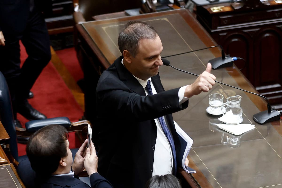 Finaliza el cuestionario a Manuel Adorni, donde contestó preguntas. Previemante emitió el informe de gestión 2026.
En la Camara de Diputados del Congreso Nacional.