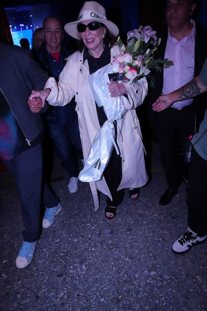 Finalizada la función, Borges se retiró del teatro envuelta en flores y aplausos, con todo el cariño del público