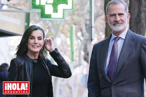 Finalizado el almuerzo, Sus Majestades fueron los primeros en retirarse, alrededor de las cinco de la tarde, y antes de partir saludaron al personal del restaurante y a los periodistas que esperaban afuera.