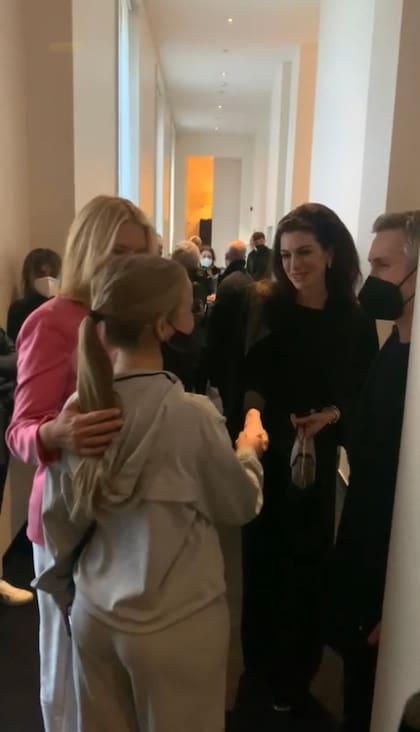 Finalizado el desfile se encontraron con Anne Hathaway, quien –según reveló papá Alejandro Gravier– elogió mucho el look de Taína. "Sos la mejor vestida", se la escucha decir a la actriz de Hollywood en el video que filmaron del encuentro.