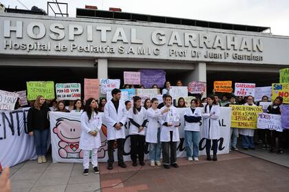 Finalizó la asamblea en el Hospital Garrahan y hablaron los residentes en la puerta del establecimiento