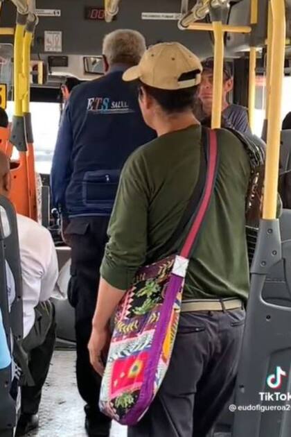 Finalmente, el chofer se resignó a que el músico no pague su pasaje y regresó a su sitio