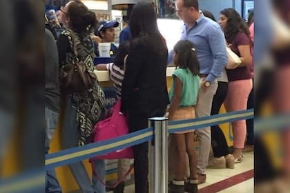 Finalmente, los niños ingresaron al cine y disfrutaron de una película (Captura X)