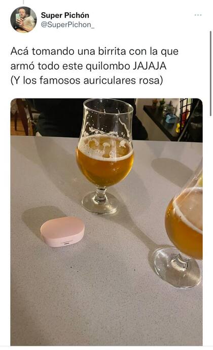 Finalmente, su amiga se compró los auriculares rosas