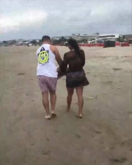 Finalmente su esposo se fue de la mano con su amante (Captura de video)