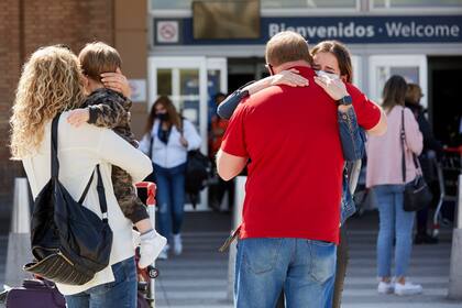 Finalmente, tras dos horas de espera, los pasajeros pudieron reencontrarse con sus familiares. Los vuelos, por ahora, son para personal esencial o para quienes están bajo tratamiento médico.