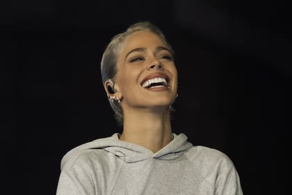 Finalmente y tras la reprogramación por el mal clima, Tini Stoessel comenzó este sábado 27 su serie de shows de presentación de su nuevo disco, Un mechón de pelo