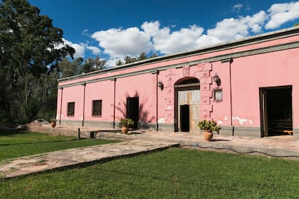 Finca La Sala. Según sus propietarios, el hotel antes tenía un porcentaje de ocupación del 30% anual y actualmente están alcanzando el 80% que atribuyen a la necesidad de la gente de salir a retomar la actividad, al alto precio del dólar y a la restricción para los viajes al exterior. Los turistas buscan este tipo de establecimientos, según el dueño, por su seguridad, espacios al aire libre, sin ascensores y sin concentraciones de gente.