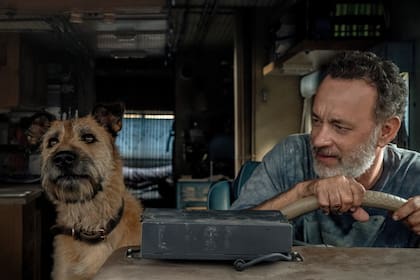 Finch: Tom Hanks, un perro y un robot para una fábula que se esfuerza demasiado por agradar