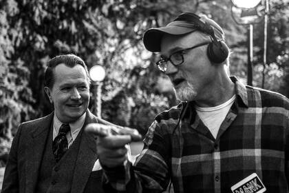 Fincher con Gary Oldman en el set de Mank en California. “Lo que tratamos de hacer es que parezca natural”, dice. “Como recién salido del horno”.