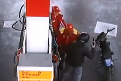 Fingió ser un cliente que iba a cargar nafta e intentó asaltar una estación de servicio, pero fue capturado por el playero