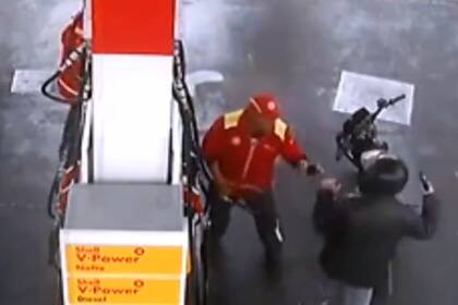 Fingió ser un cliente que iba a cargar nafta e intentó asaltar una estación de servicio, pero fue capturado por el playero