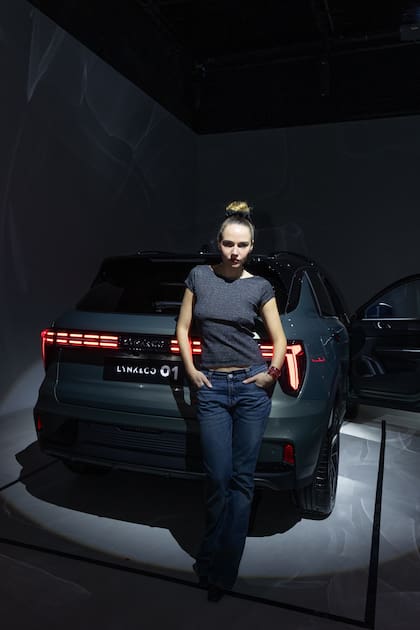 Fini Bocchino, hija de Andrea Frigerio, fue a conocer los nuevos híbridos enchufables de Lynk & Co.
