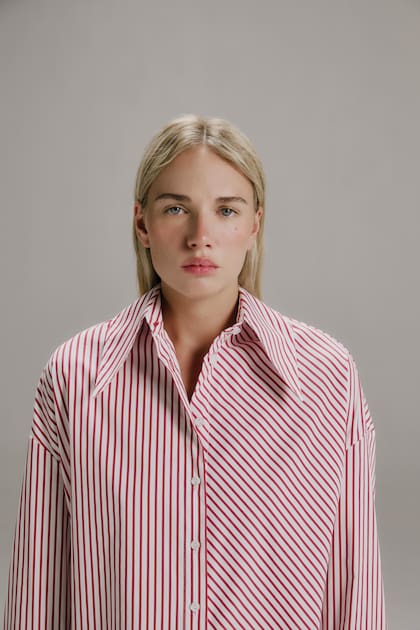 Fini Bocchino protagoniza la campaña de la última colección de la diseñadora Helena Dakak, llamada “Dicotomía”.