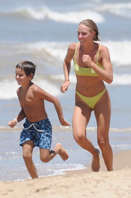 Fini juega una carrera playera con su sobrino Ramón. La hija de Andrea vive en París desde 2018, donde estudia Artes Escénicas.