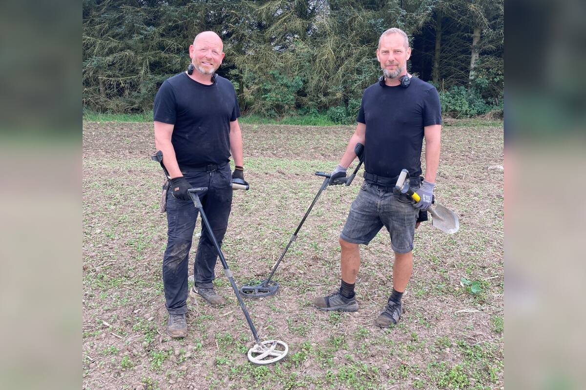 Finn Ibsen y Lars Danielsen encontraron el artefacto de bronce con su detector de metales en un campo de Ringsted