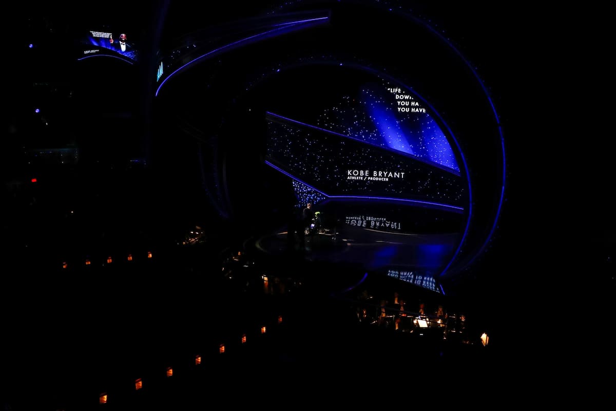 Finneas OConnell y Billie Eilish pusieron la nota musical al espacio In Memoriam con una emotiva reinterpretación de "Yesterday"