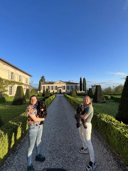 Fio y Ania cuidando perros en una mansión de Francia