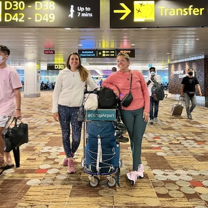 Fio y Ania en el aeropuerto de Singapur