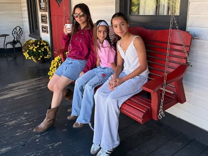 Fiona, a la derecha, junto a sus hermanas