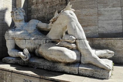 Figura de la alegoría El Paraná, en el Monumento a la Bandera, en Rosario