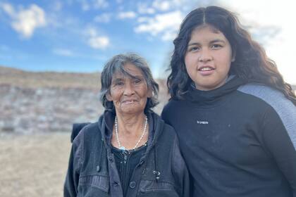 Fiore junto a su abuela Joaquina que tiene 74 años y le enseñó todo sobre el cuidado de los animales