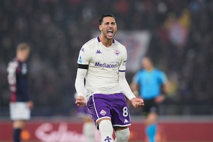 Fiorentina rinde homenaje al fallecido dueño Rocco Commisso con emotiva victoria 2-1 ante Bologna