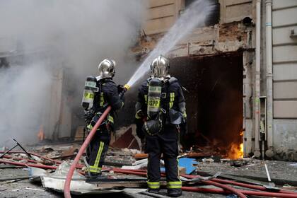 Firefighters extinguish a fire after the explosion of a bakery on the corner of the streets Saint-Cecile and Rue de Trevise in central Paris on January 12, 2019. - A large explosion badly damaged a bakery in central Paris on January 12, injuring several people and smashing windows in surrounding bui