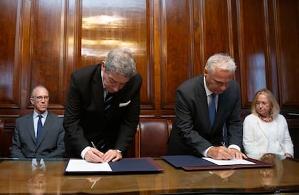 Firma de acuerdo entre la Corte Suprema de Nación y la Suprema Corte de la provincia de Buenos Aires.
