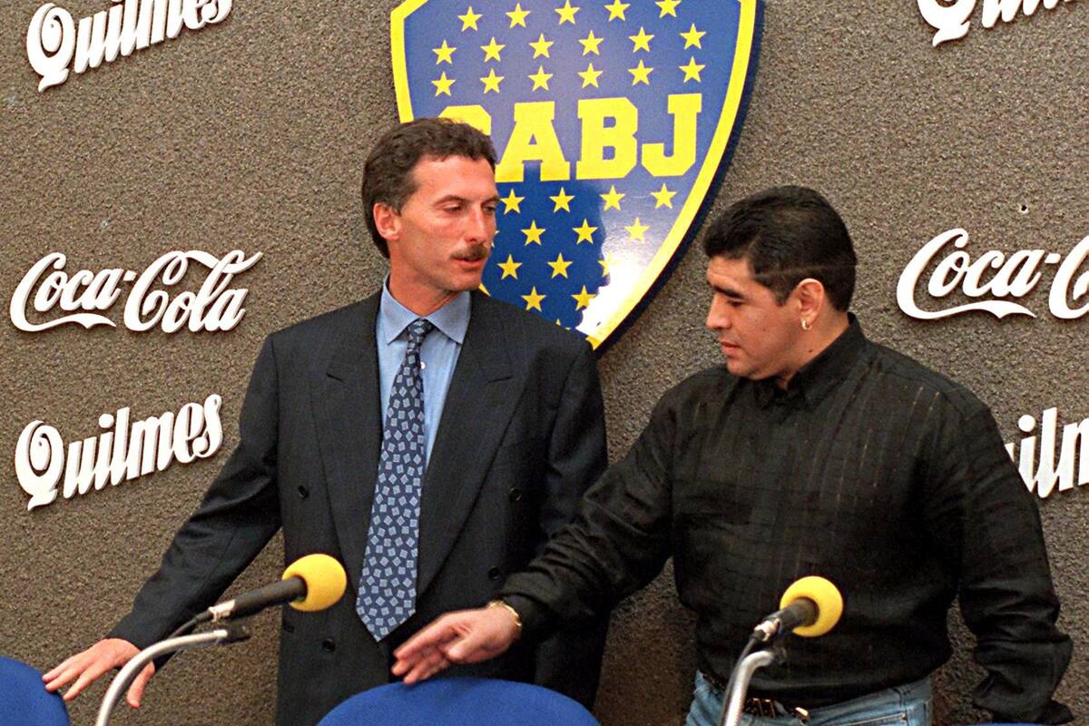 Firma de contrato para Boca jr. Diego Armando Maradona junto al en ese entonces presidente del club Mauricio Macri 22/4/97