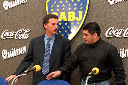 Maradona, junto con Macri, se juntan tras la firma del contrato que lo vincularía con Boca, en 1997