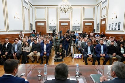 Firma de las concesiones petroleras entre el gobierno de Santa Cruz y empresas privadas, Salón Blanco, Gobernación de Santa Cruz.-