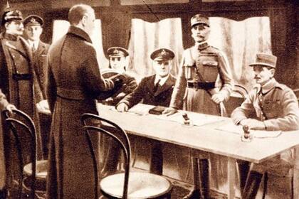 Firma del armisticio en un vagón de tren cerca de París (11 de noviembre de 1918)