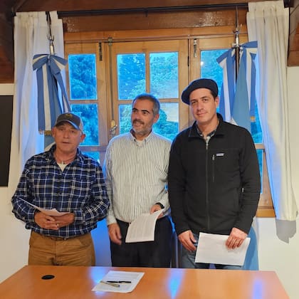 Firma del convenio de colaboración: Augusto Matus, presidente de la Cámara de Guías y Profesionales de la Pesca Deportiva de Neuquén; Gustavo Fernández Capiet, ministro de Turismo, y Max Knüll, presidente de la Fundación Tierras Patagónicas