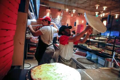 Firmas como McDonald’s, Burger King, Starbucks, Mostaza, KFC y Wendys se unieron a pizzerías y cámaras del sector gastronómico y hotelero para solicitar asistencia