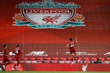 Firmino y Henderson se sumarán al festejo de Trent Alexander-Arnold, que con un magnífico tiro libre abrió el camino de la goleada de Liverpool