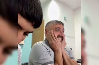 Firmó la adopción de su hijo después de casi dos décadas y ahora dieron el siguiente paso