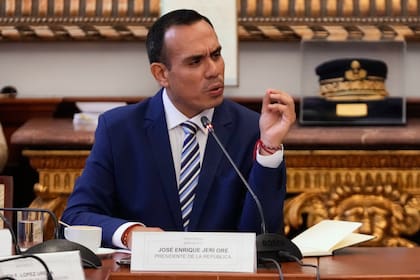 Fiscal interroga a presidente de Perú tras citas ocultas con empresarios chinos