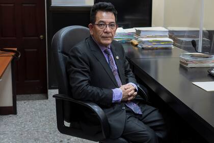 Fiscalía guatemalteca pide cerrar caso contra reconocido juez al que criminalizó y se exilió